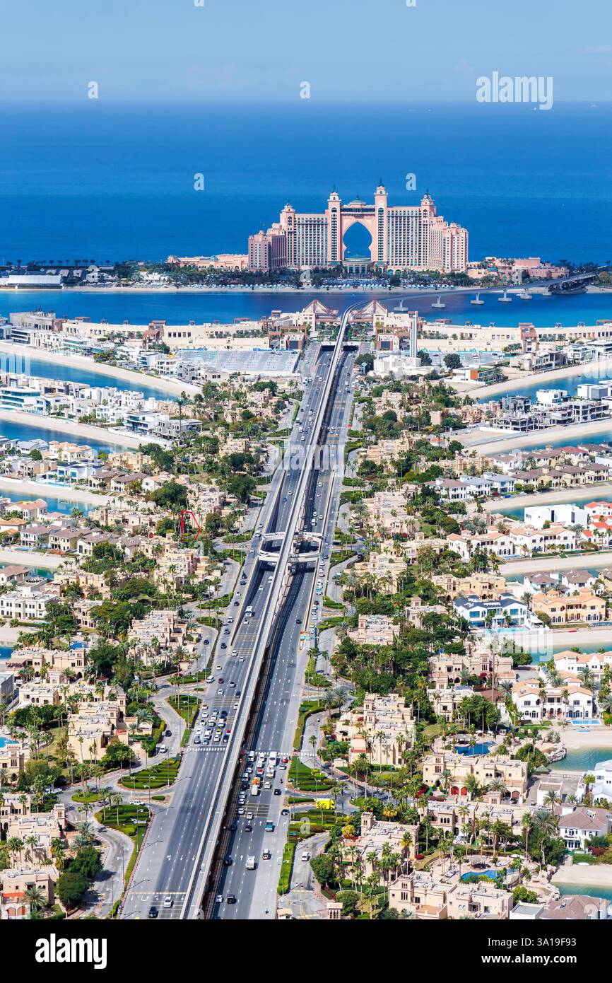 Dubai, Vereinigte Arabische Emirate, The Palm Jumeirah mit Atlantis Hotel künstliche Insel von oben in Dubai, Vereinigte Arabische Emirate. Stockfoto