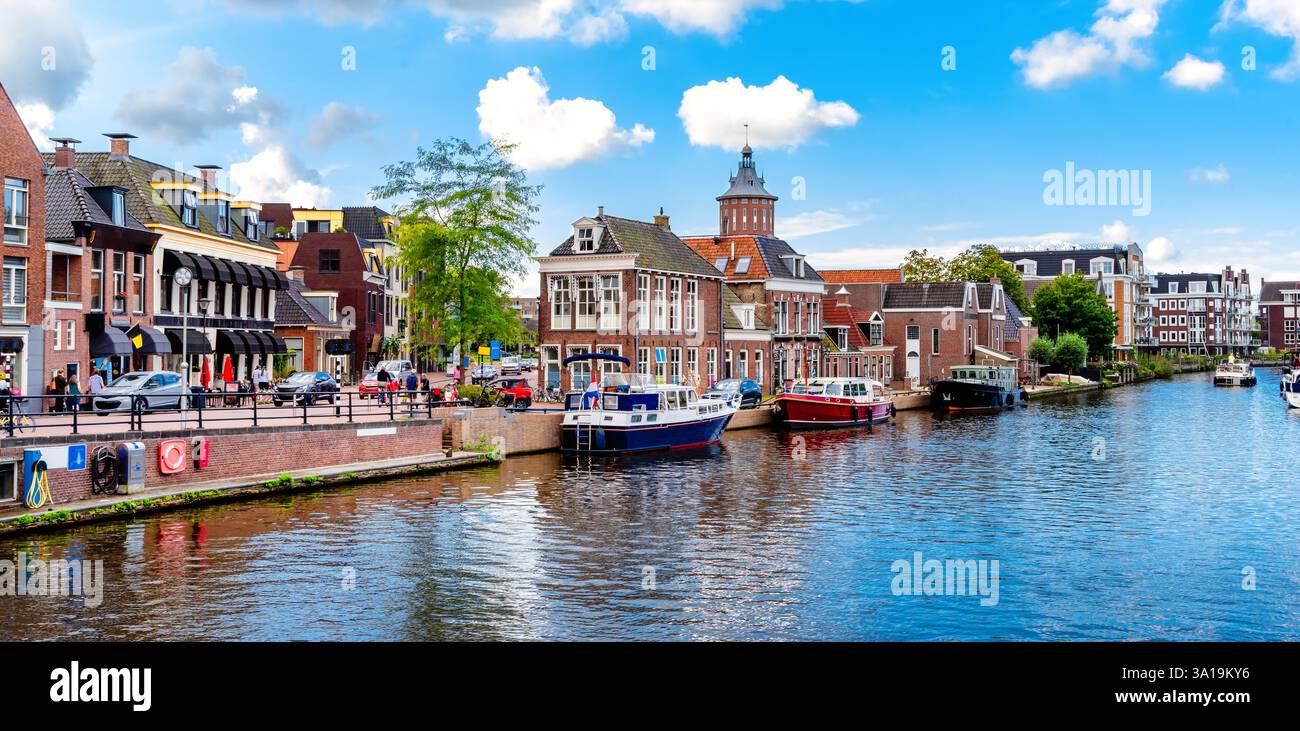 Malerischer Kanal mit historischen Gebäuden und Booten in Sneek, Niederlande Stockfoto