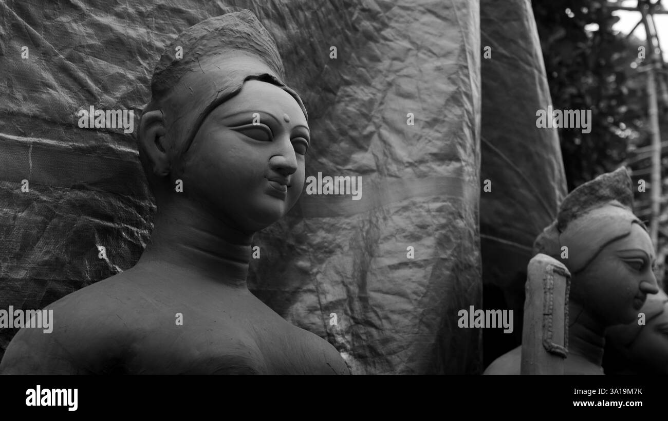 Wo Kunst auf Hingabe trifft – Kumartulis geschickte Hände hauchen Maa Durga Leben ein und schaffen mit jedem Schlag Göttlichkeit. Stockfoto