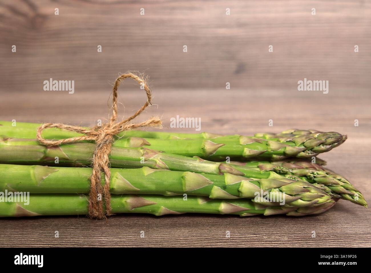 Frisch geernteter grüner Spargel Stockfoto