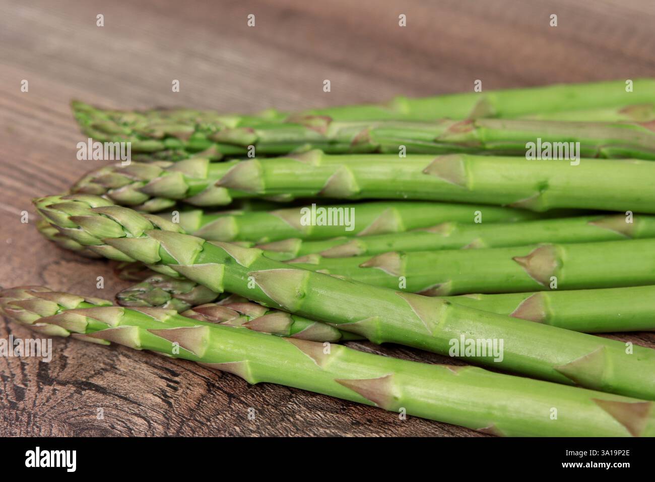 Frisch geernteter grüner Spargel Stockfoto