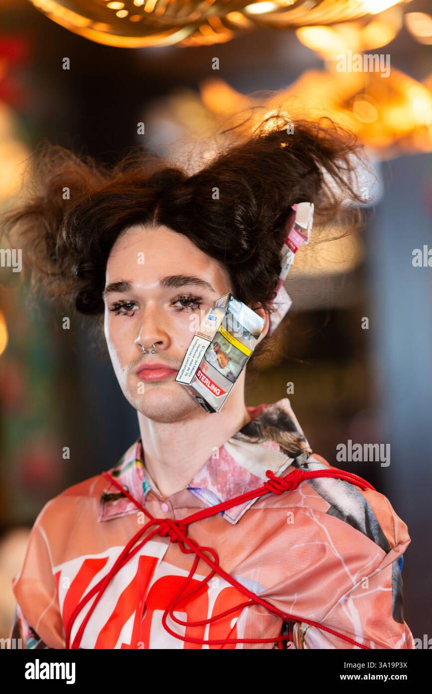 Die nachhaltigen Modedesigner Vin + Omi präsentierten ihre neuesten Designs aus recycelten Materialien auf ihrer Show „KAOS Before LFW“ Stockfoto