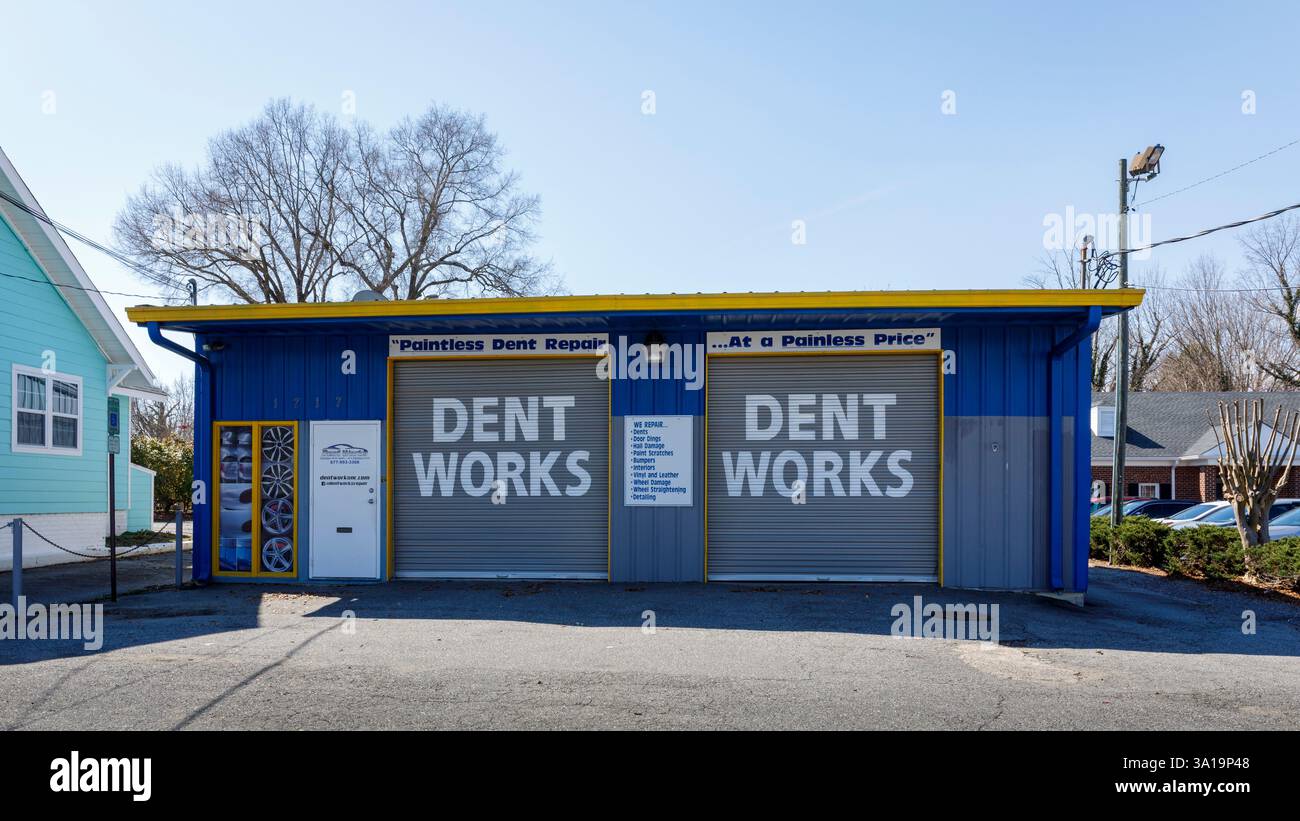 High Point, North Carolina-3. März 25: Eine kleine Karosseriewerkstatt namens DENT WORKS an der North Main Street. Stockfoto