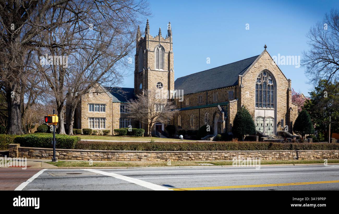 High Point, North Carolina-3. März 25: First Presbyterian Church, gegründet 1859. Gotische Felsstruktur. Stockfoto