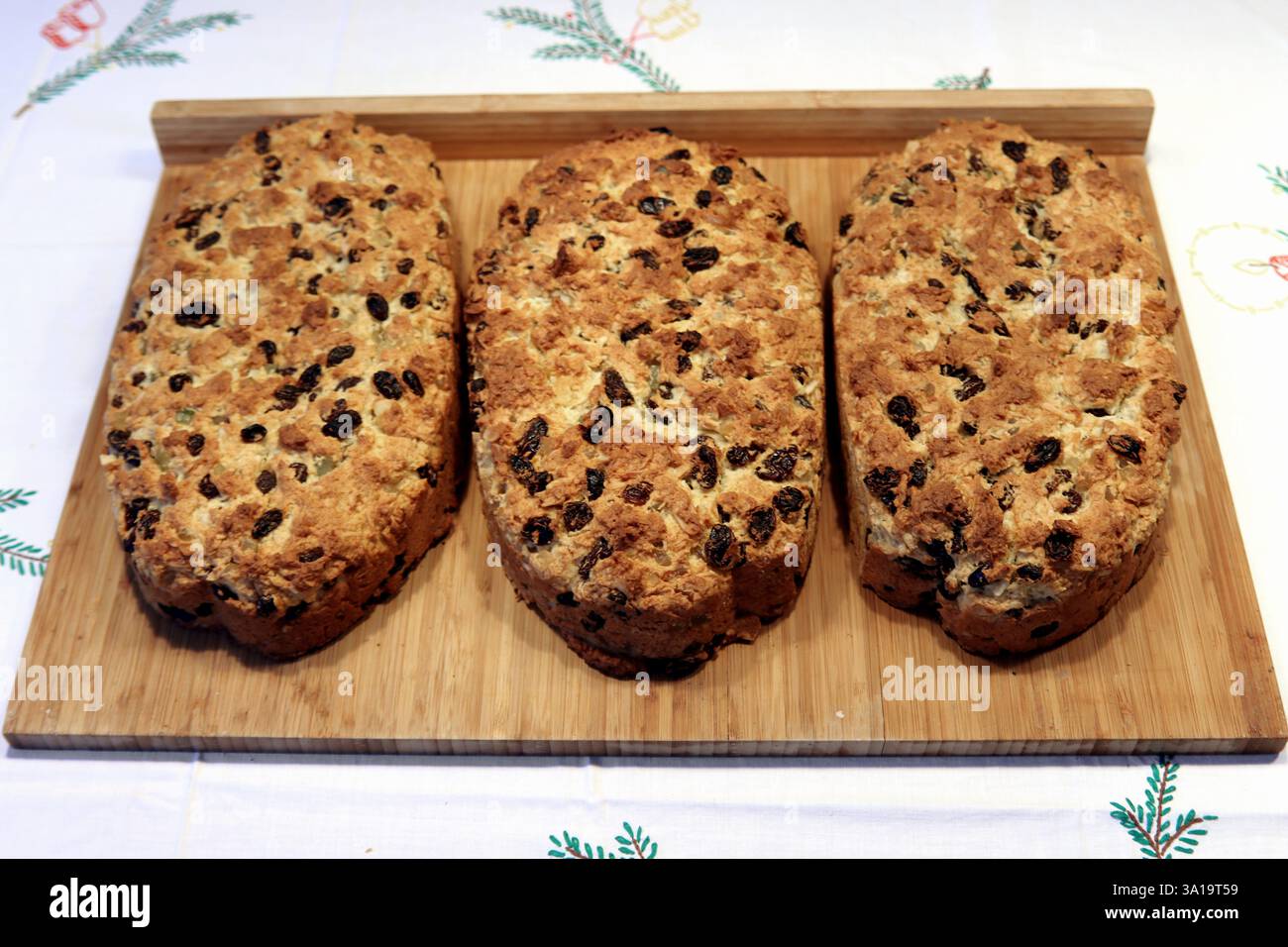 Weihnachtsstollen frisch aus dem Ofen Stockfoto