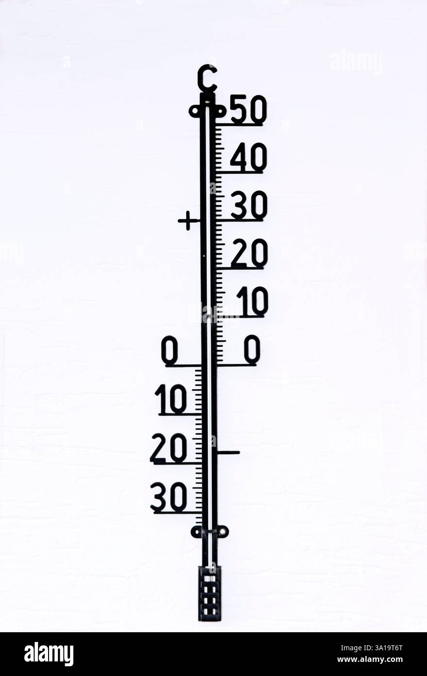Außenthermometer an einer Hauswand Stockfoto