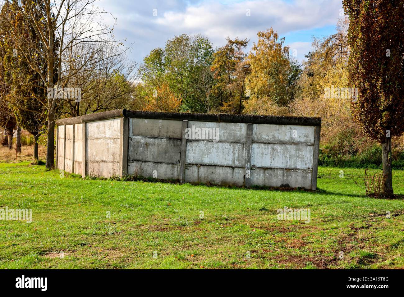 Ein Stück Grenzmauer mit Kletterschutz. DDR - BRD 1989 Stockfoto