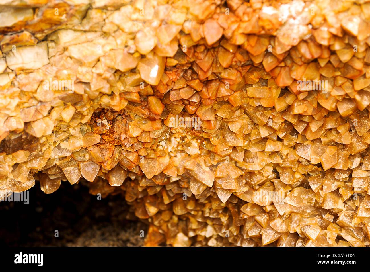 Wunderschöne Kalzitkristalle in einer Höhle Stockfoto