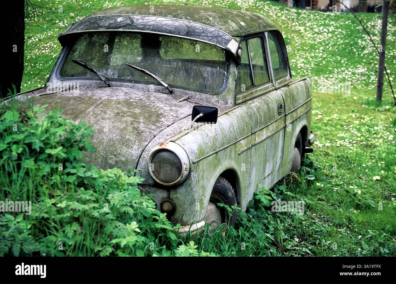 Ein geparkter Trabant, das Auto des kleinen Mannes - eine Erinnerung an die ehemalige DDR Stockfoto