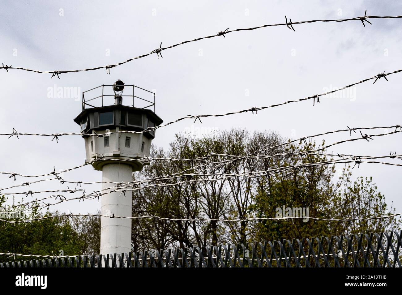 Reste der ehemaligen innerdeutschen Grenze mit Grenzzaun und Wachturm Stockfoto