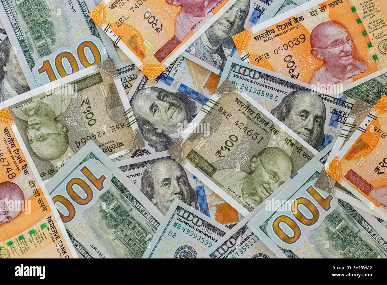 Indischer Rupie-Kurs. Dollar und Rupien, Geldwechsel. Markt- und Börsenanalyse. Indien Geld vs. US Dollar. Nahaufnahme. Flache Lagen Stockfoto