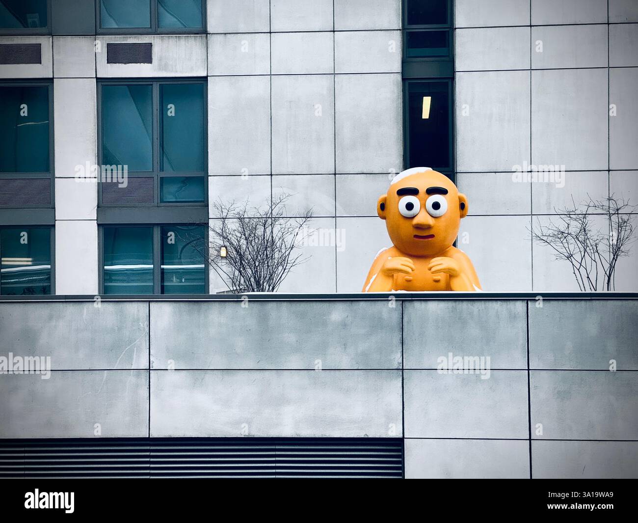 Puppenstatue am Anfang des High Line Walk in New York City, NY - Smartphone-aufgenommenes Stockfoto