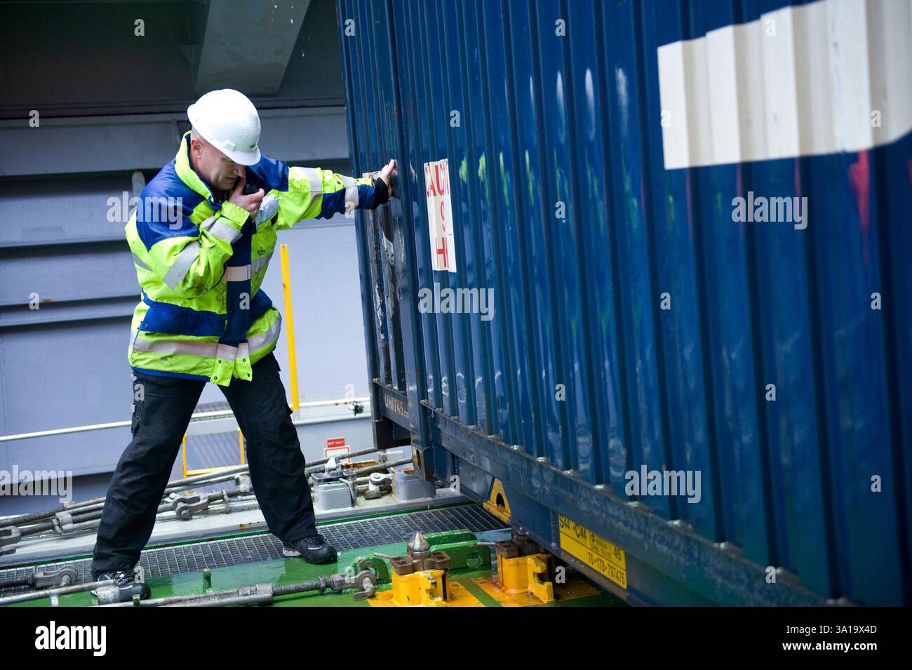 Deck & Load Master – Sichern eines Containers. Der Load & DeckMaster an Bord der MS Flintercape sichert einen Container kurz vor seiner Reise von Rotterdam, Niederlande nach Sundvall, Schweden. Rotterdam NLD - Sundsvall SE Containerschiff MS Flintercape Noordzee, Baltische Zee, Golf va Niederlande Copyright: XGuidoxKoppesxPhotox Stockfoto