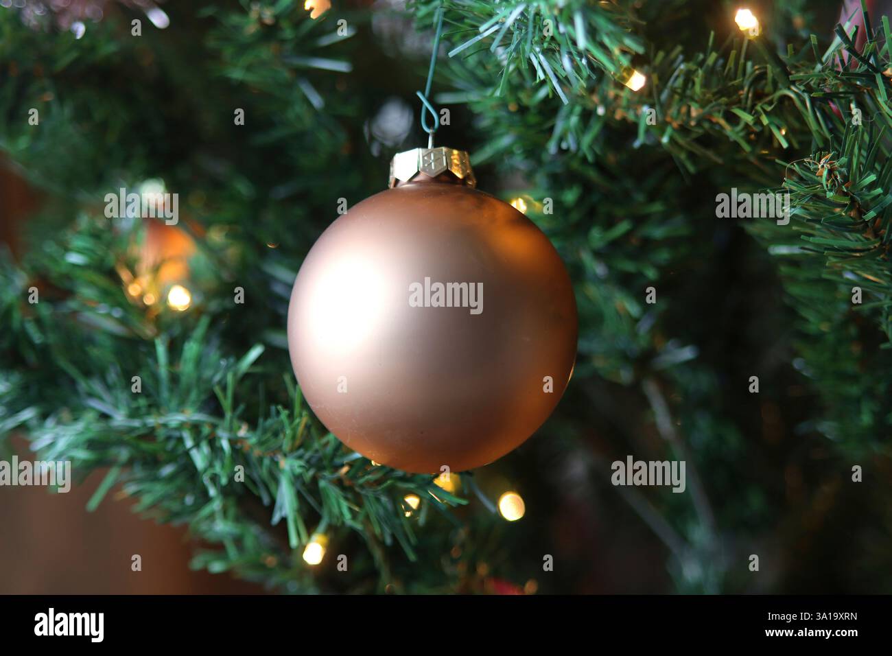 Goldene Kugeln auf dem Weihnachtsbaum Stockfoto
