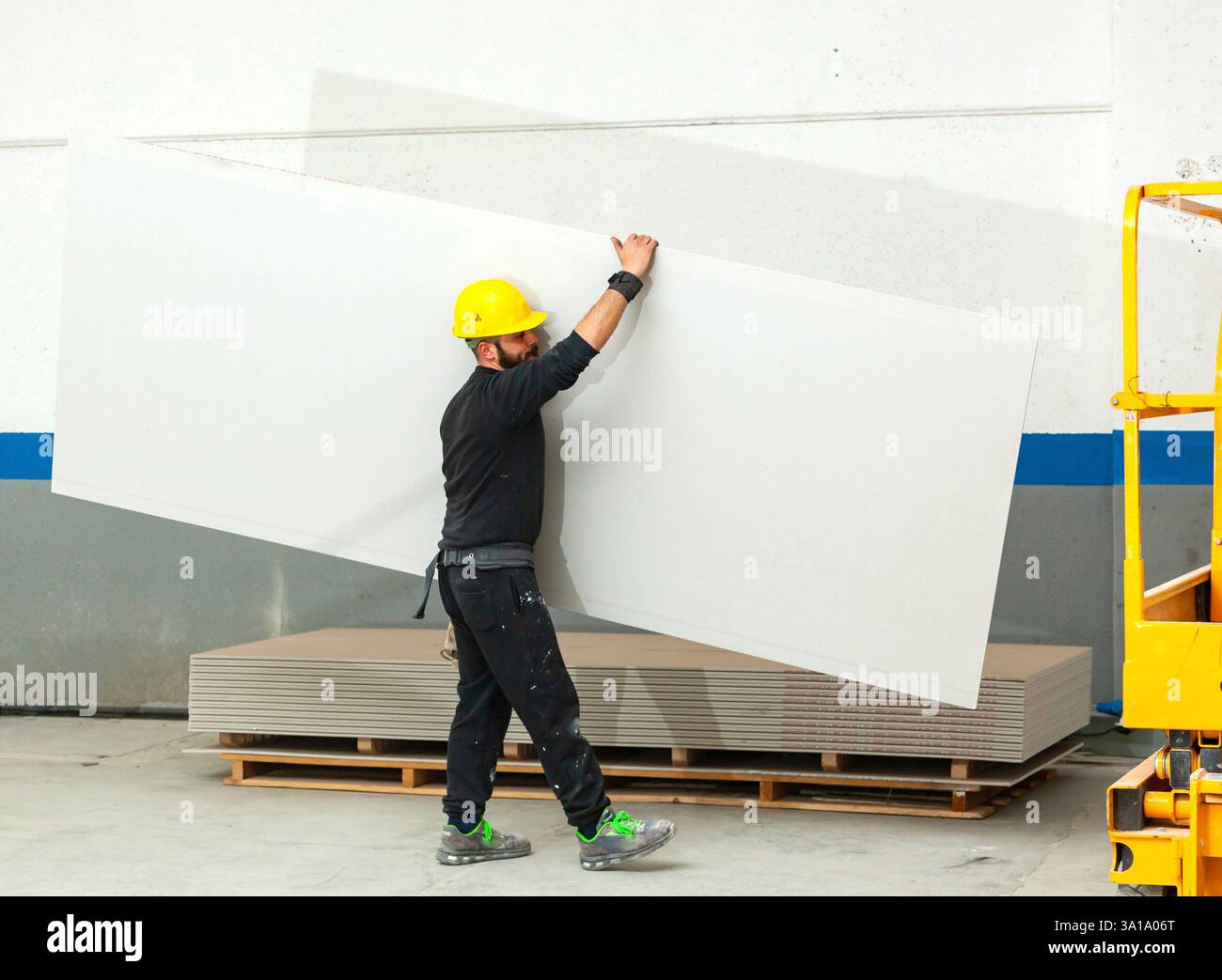 Arbeiter bei der Arbeit in den Bau eines Gipskartonplatten Wand. Stockfoto