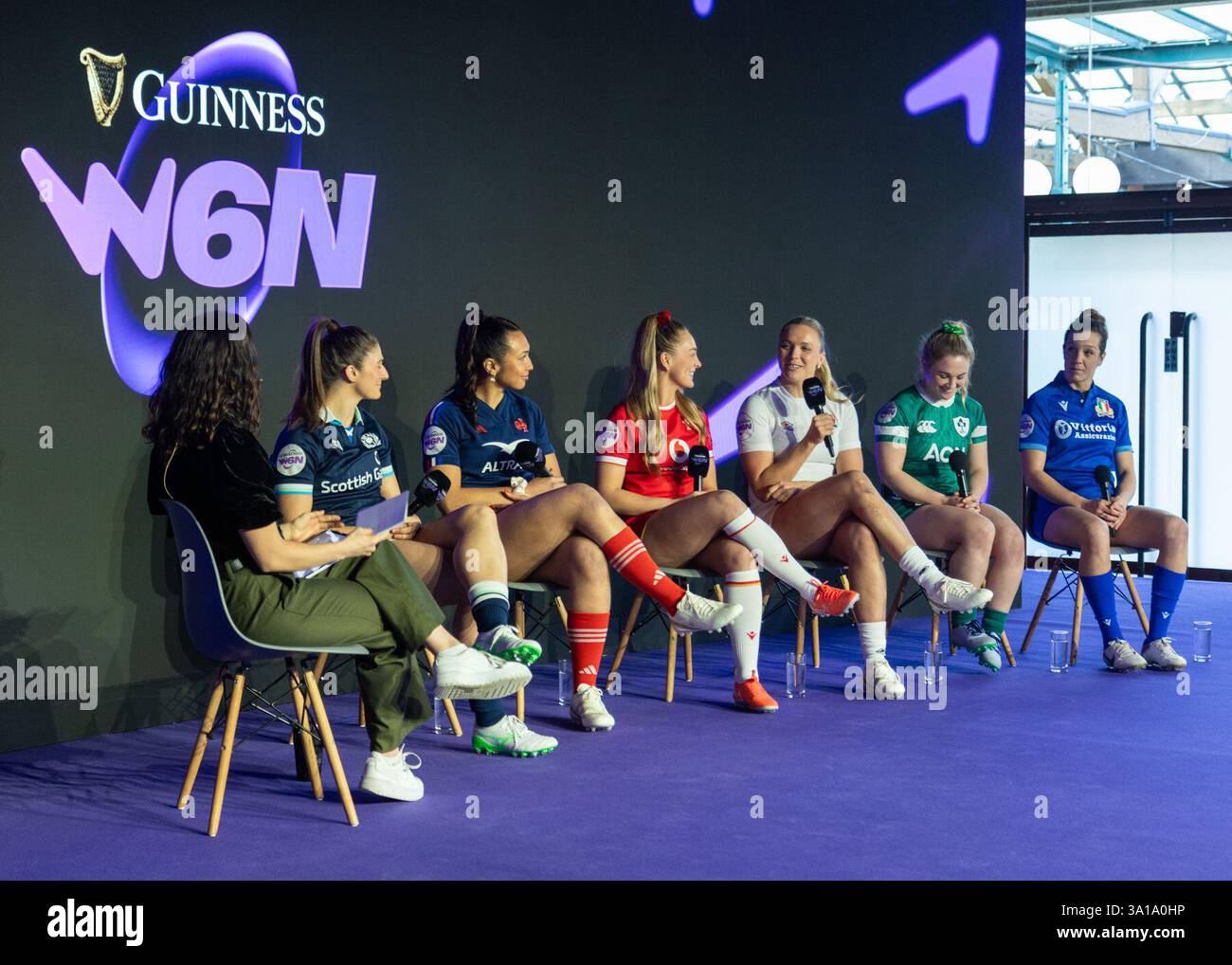 London, Großbritannien. März 2025. Claire Thomas leitet das Panel der sechs Nationen Kapitäne (L-R) Helen Nelson (Scotland SRU), Manaé Feleu (France FFR), Hannah Jones (Wales WRU), Zoe Aldcroft (England RFU), Neve Jones (Ireland IRFU) und Elisa Giordano (Italy FIR) beim Guinness Women's Six Nations Launch Event. UK © ️ Credit: Elsie Kibue/Alamy Live News Stockfoto