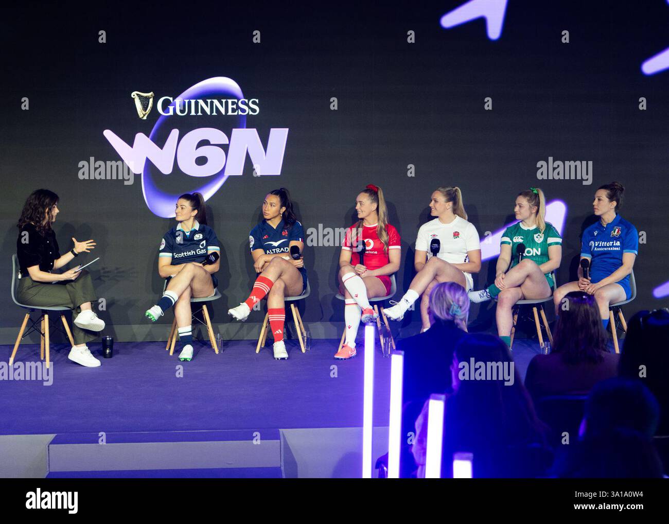 London, Großbritannien. März 2025. Claire Thomas leitet das Panel der sechs Nationen Kapitäne (L-R) Helen Nelson (Scotland SRU), Manaé Feleu (France FFR), Hannah Jones (Wales WRU), Zoe Aldcroft (England RFU), Neve Jones (Ireland IRFU) und Elisa Giordano (Italy FIR) beim Guinness Women's Six Nations Launch Event. UK © ️ Credit: Elsie Kibue/Alamy Live News Stockfoto
