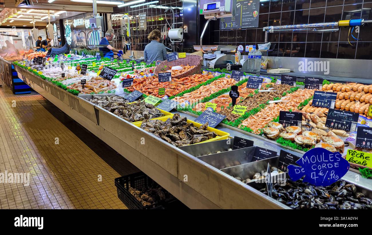 Fischmarkt in Soulac-sur-Mer, beliebter atlantikort in Nouvelle-Aquitaine, an der Cote dArgent. Fischereihändler auf dem abgedeckten Markt. 30. Juni 202 Stockfoto