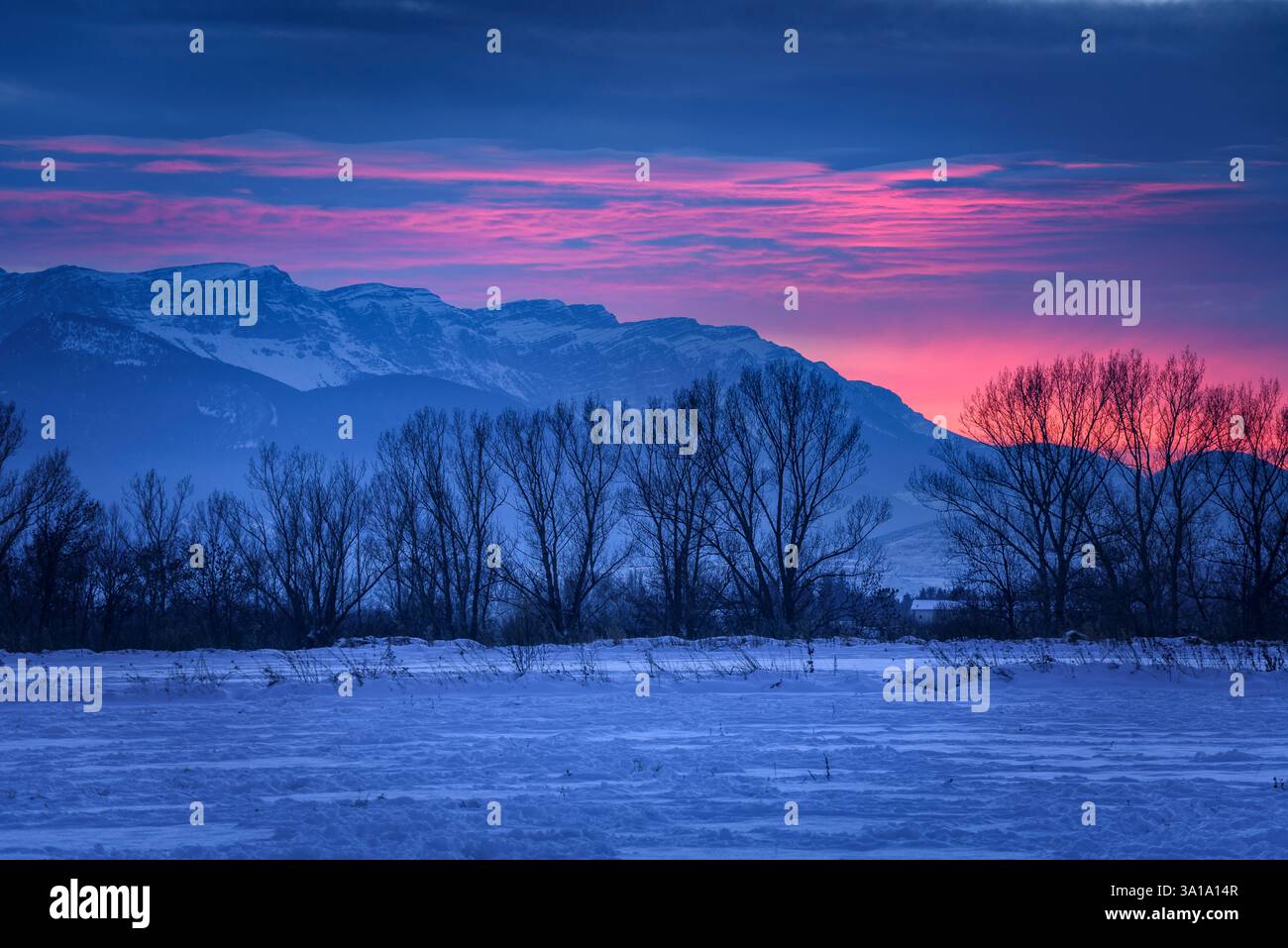 Cadí-Gebirge bei schneebedecktem Wintersonnenuntergang (Katalonien, Spanien, Pyrenäen) ESP: La Serra del Cadí, en un atardecer de invierno nevado (Cataluña España) Stockfoto