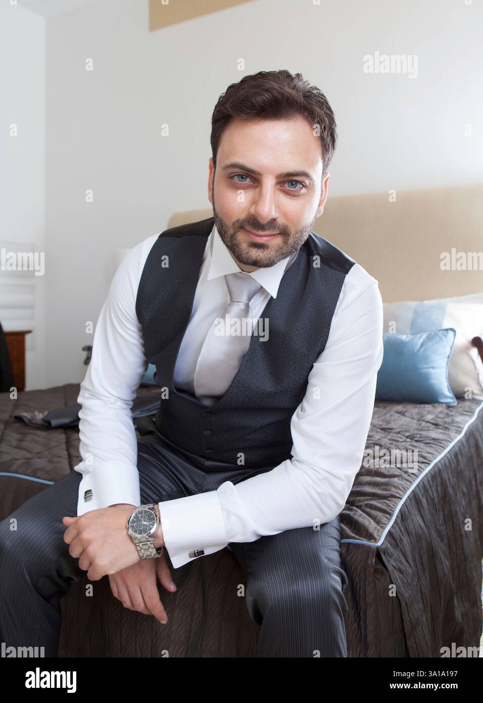 Junge italienische Bräutigam mit Bart, braune Haare und grüne Augen vor der Ehe Stockfoto