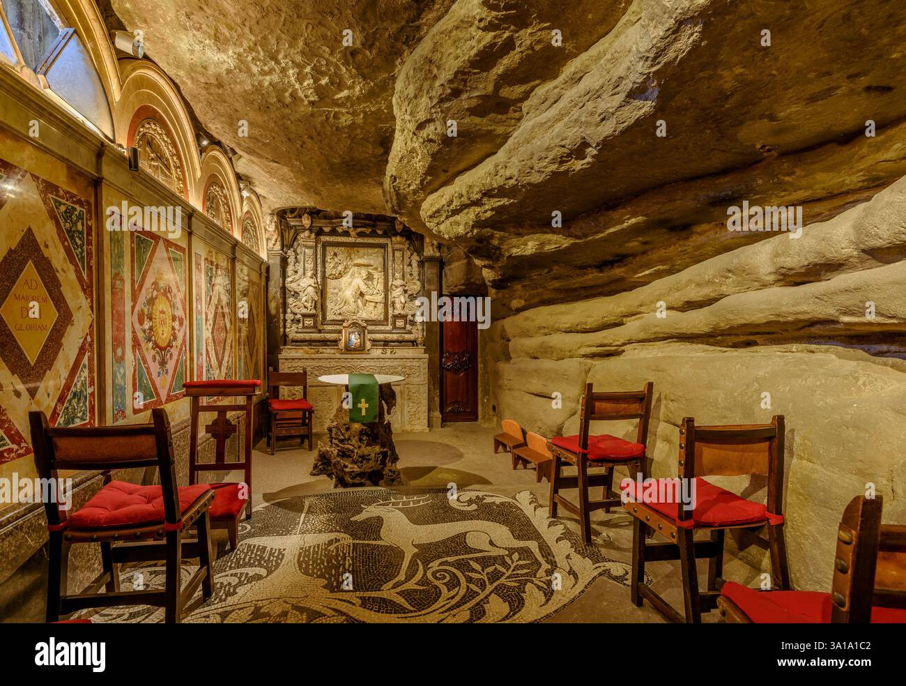 Höhle des Heiligen Ignatius in Manresa. Im Inneren der Höhle (La Coveta), wo Ignatius von Loyola seine spirituellen Übungen schrieb (Manresa, Barcelona Spanien) Stockfoto