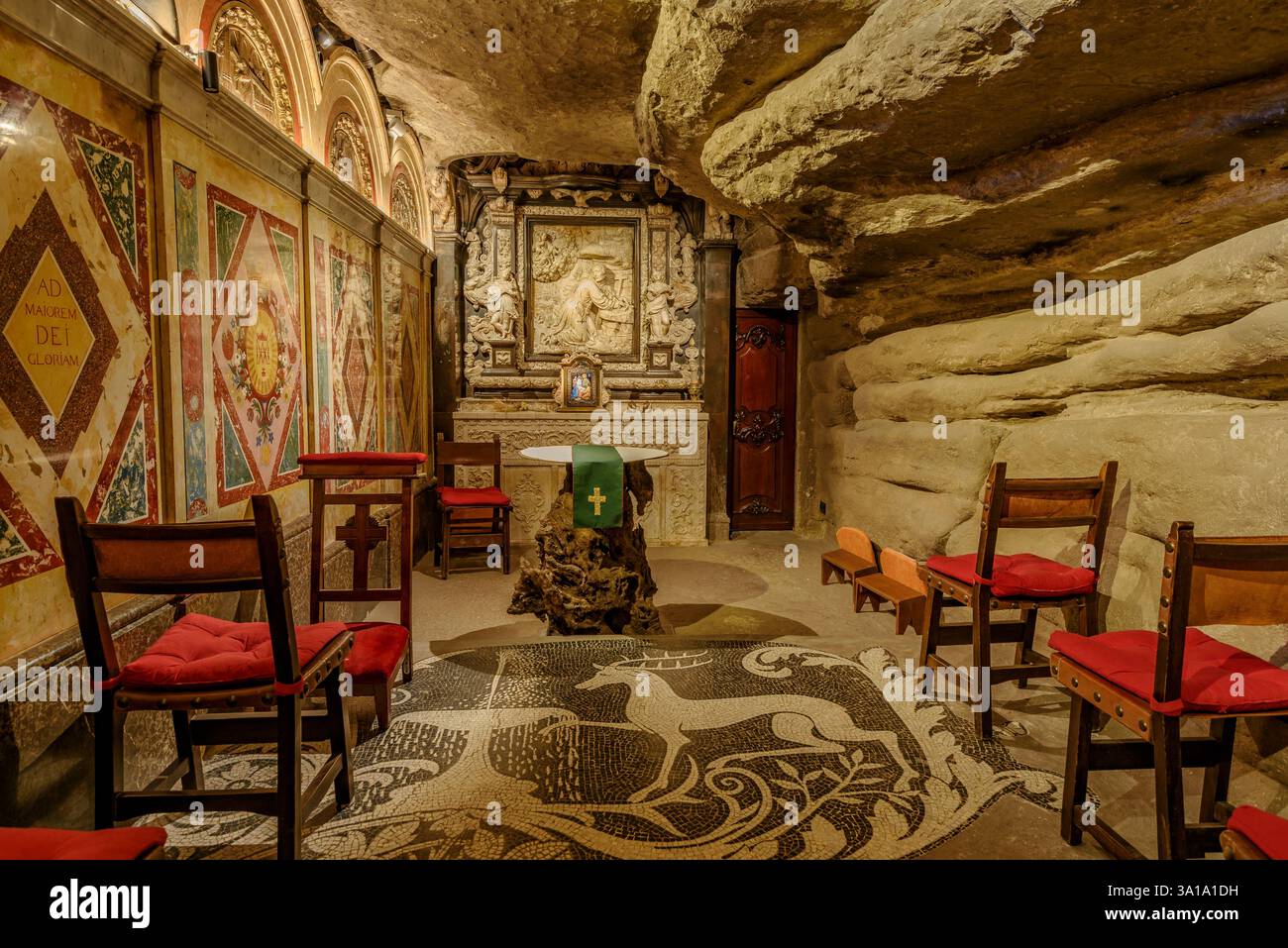 Höhle des Heiligen Ignatius in Manresa. Im Inneren der Höhle (La Coveta), wo Ignatius von Loyola seine spirituellen Übungen schrieb (Manresa, Barcelona Spanien) Stockfoto
