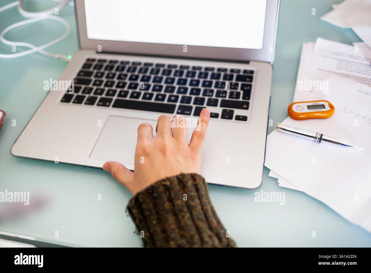 Frau, die zu Hause einen Laptop verwendet, intelligentes Arbeitskonzept. Quarantäne mit Hausarbeiten während der Epidemie Coronavirus covid19. Auf Schreibtischblättern, Stift, Smartphone und digitaler Signatur. Stockfoto