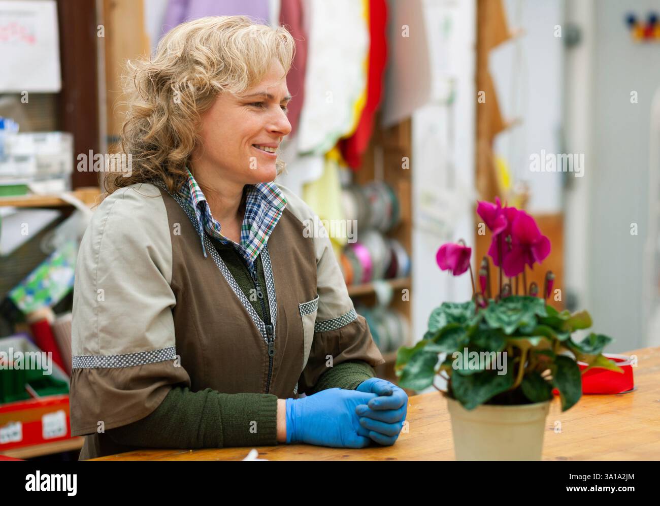 Blumengeschäft mit professionellen Kleidung in einer Baumschule. Konzept der handwerklichen Arbeit mit Blumen. Stockfoto