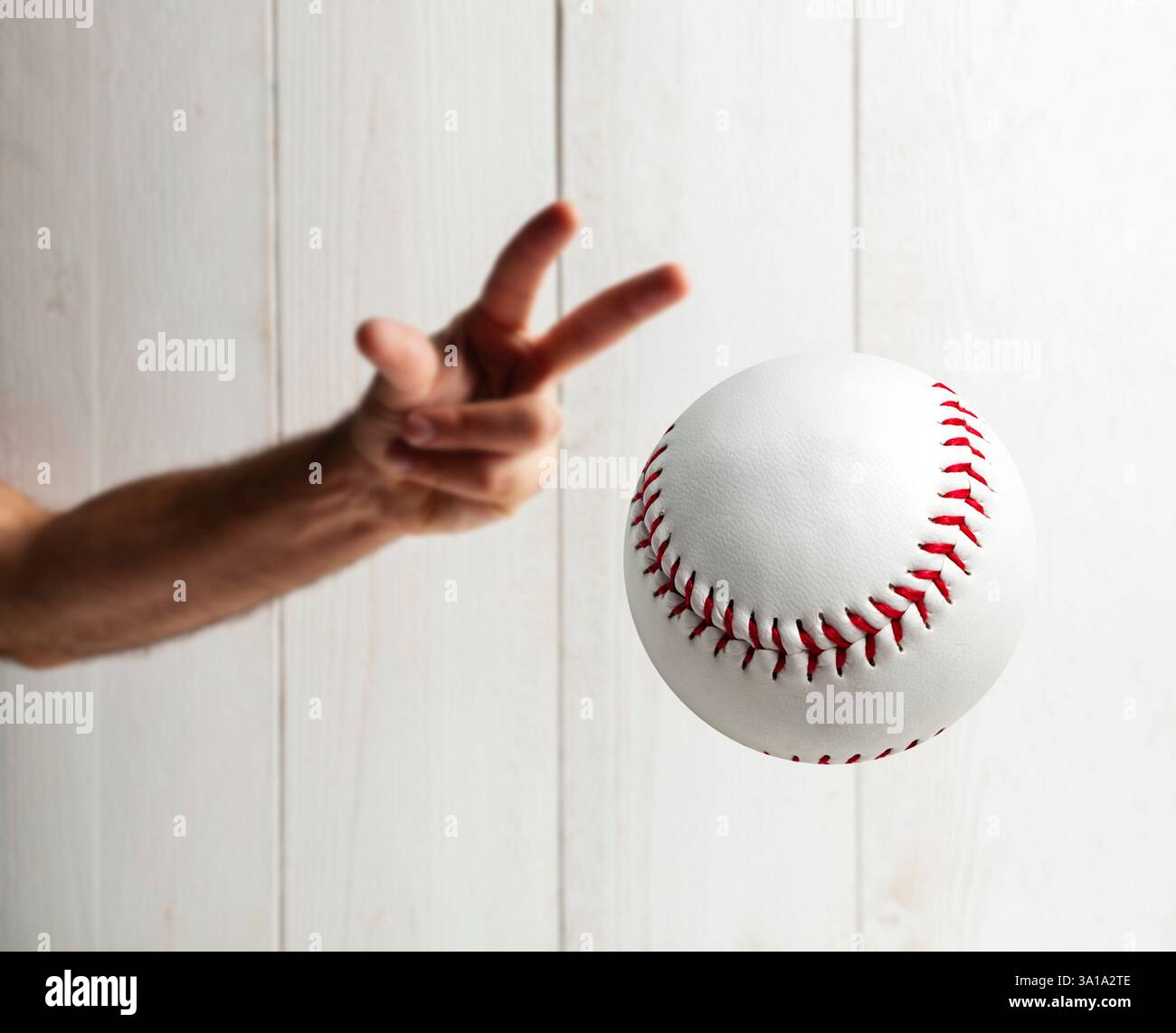 Baseball Pitcher, Nahaufnahme der Hand auf weißem Holz- Hintergrund zu werfen. Stockfoto