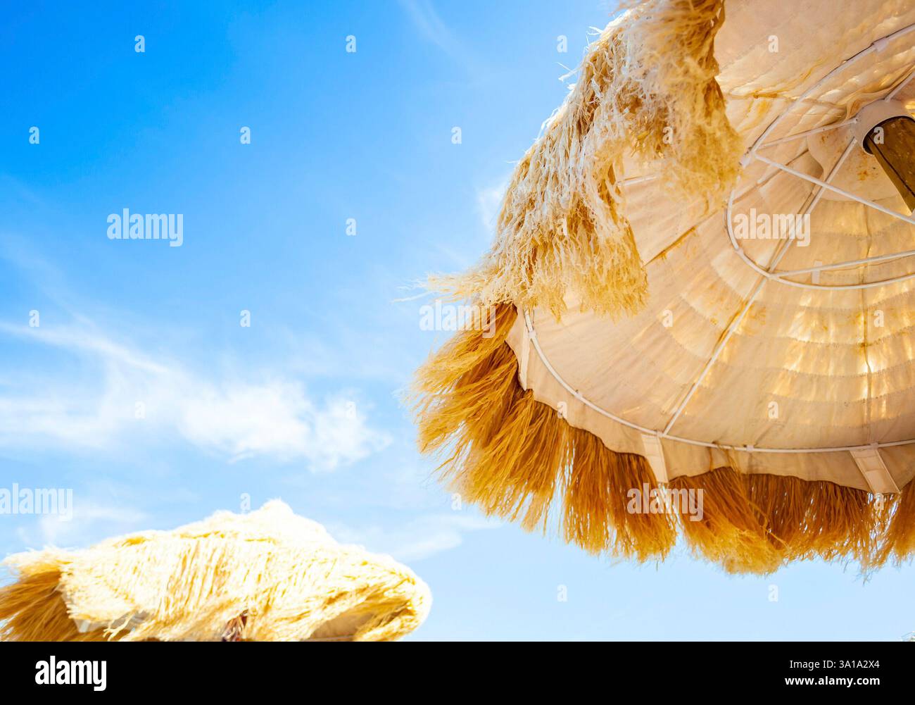 Ansicht von Unten Der schöne strohgedeckten Sonnenschirmen am Strand, tolle Erholung und Entspannung. Stockfoto