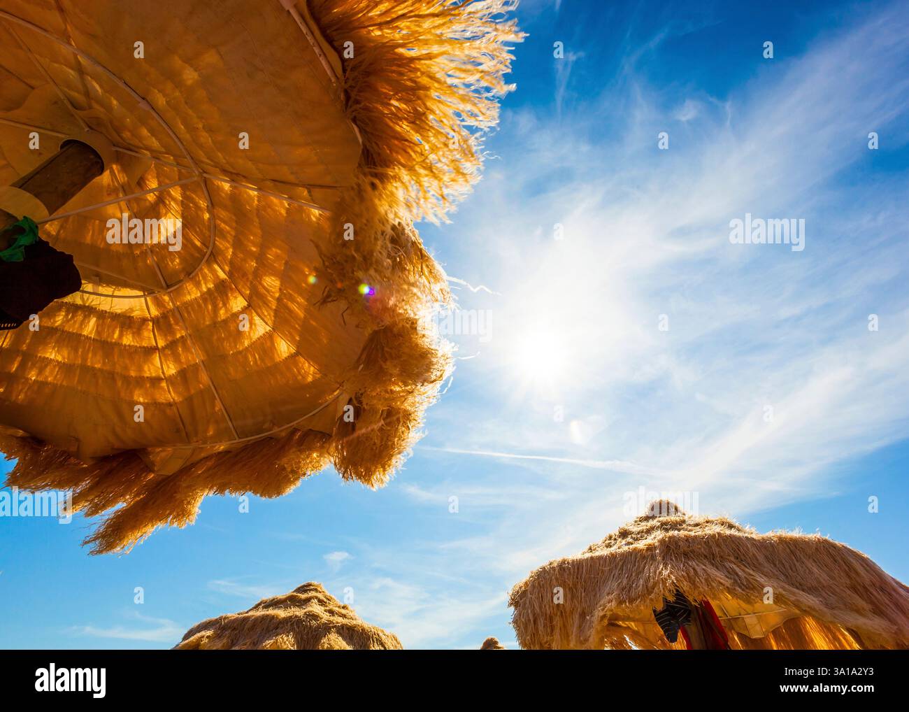 Ansicht von Unten Der schöne strohgedeckten Sonnenschirmen am Strand, tolle Erholung und Entspannung. Stockfoto