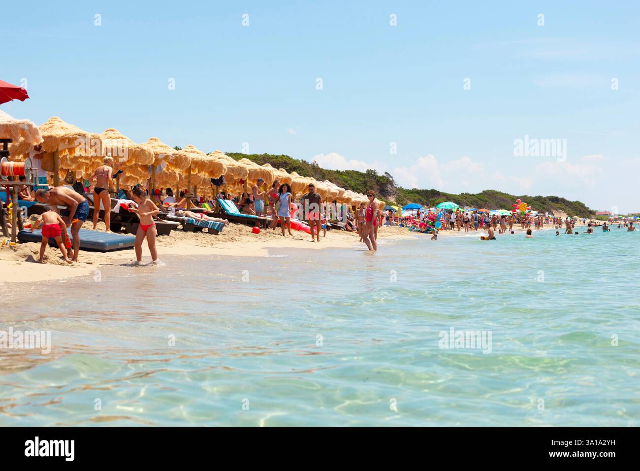Wunderschönes Meer mit türkisfarbenem Wasser und goldenem Strand. Millionen von Touristen reisen jedes Jahr in die Region Apulien, um dort Urlaub zu machen. Stockfoto