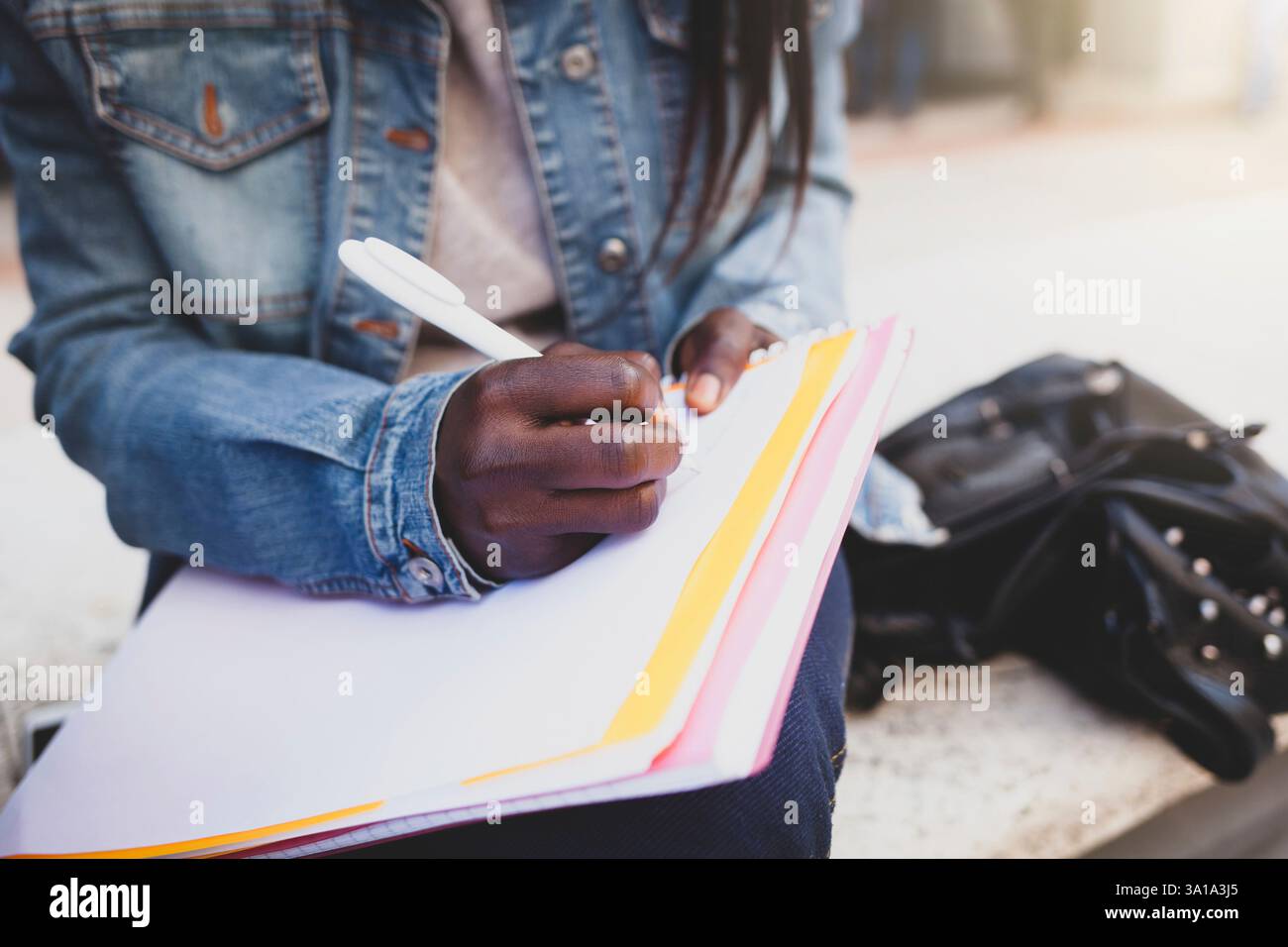 Nahaufnahme einer Hand Notizen in einem Notebook. Schule Bildung Konzept. Stockfoto