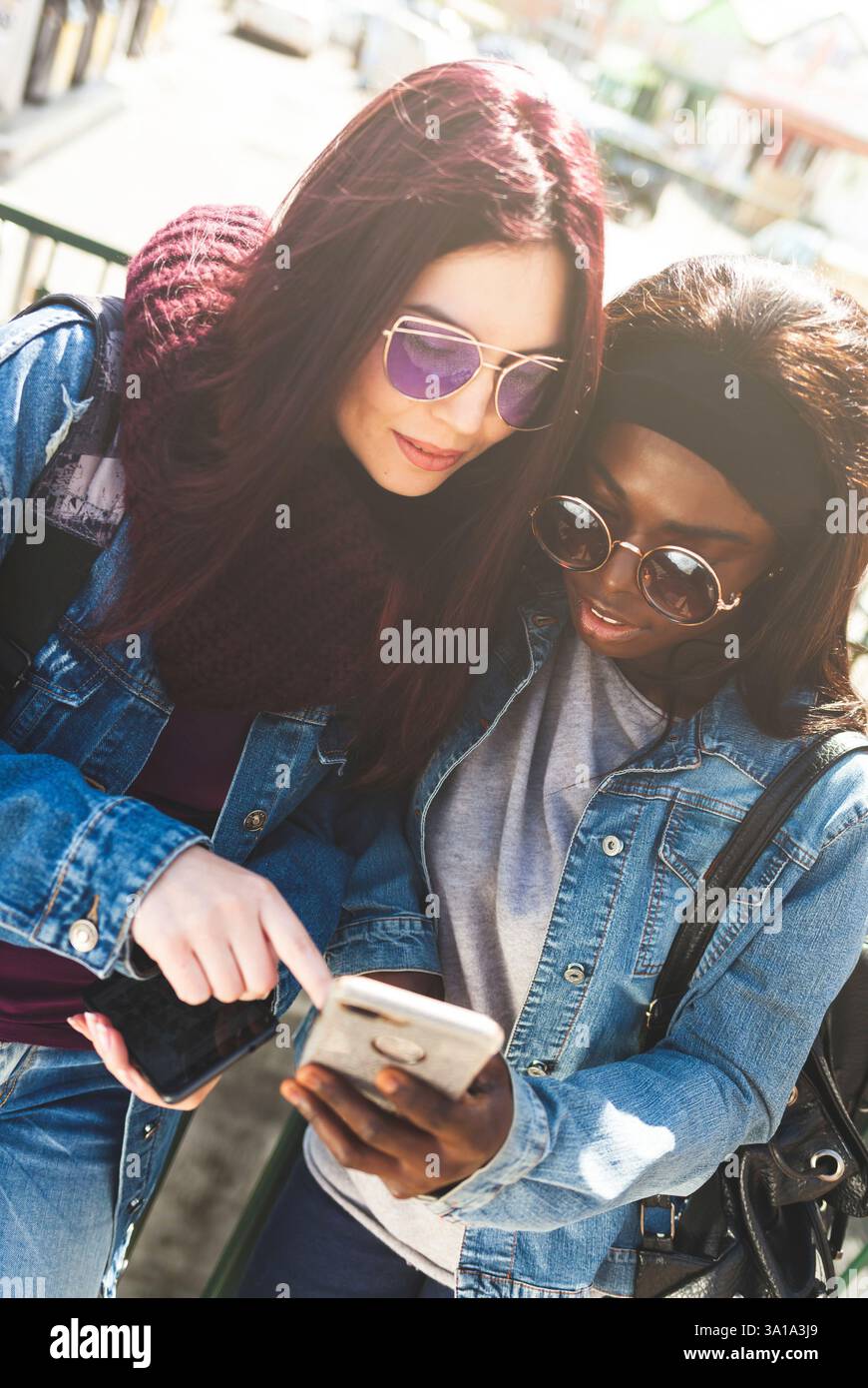 Multirassischen Freunde Spaß mit Smartphones in der Frühling. Stockfoto