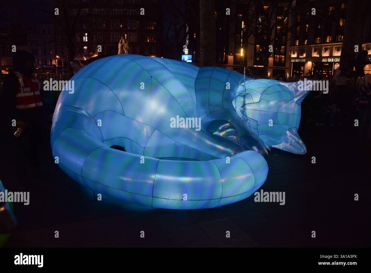 London, Großbritannien. März 2025. Kunstinstallation inspiriert von Schrodingers Katze im Piccadilly Circus, Teil von Piccadilly UN:plugged kuratiert von Nelly Ben Hayoun-Stepanian, Gründer des International Space Orchestra der NASA. Quelle: Vuk Valcic/Alamy Live News Stockfoto
