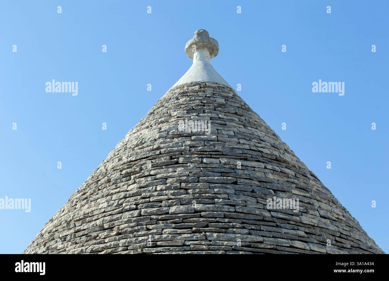 Das konische Dach eines trullo, einer traditionellen Trockensteinhütte mit konischem Dach, in alberobello, apulien, besteht aus Kalksteinplatten, die spiralförmig angeordnet sind Stockfoto