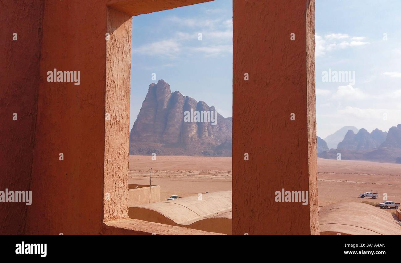 Sieben Säulen der Weisheit aus dem Fenster gesehen. Wunderschöne Felsformation beim Eintritt in Wadi Rum. Stockfoto