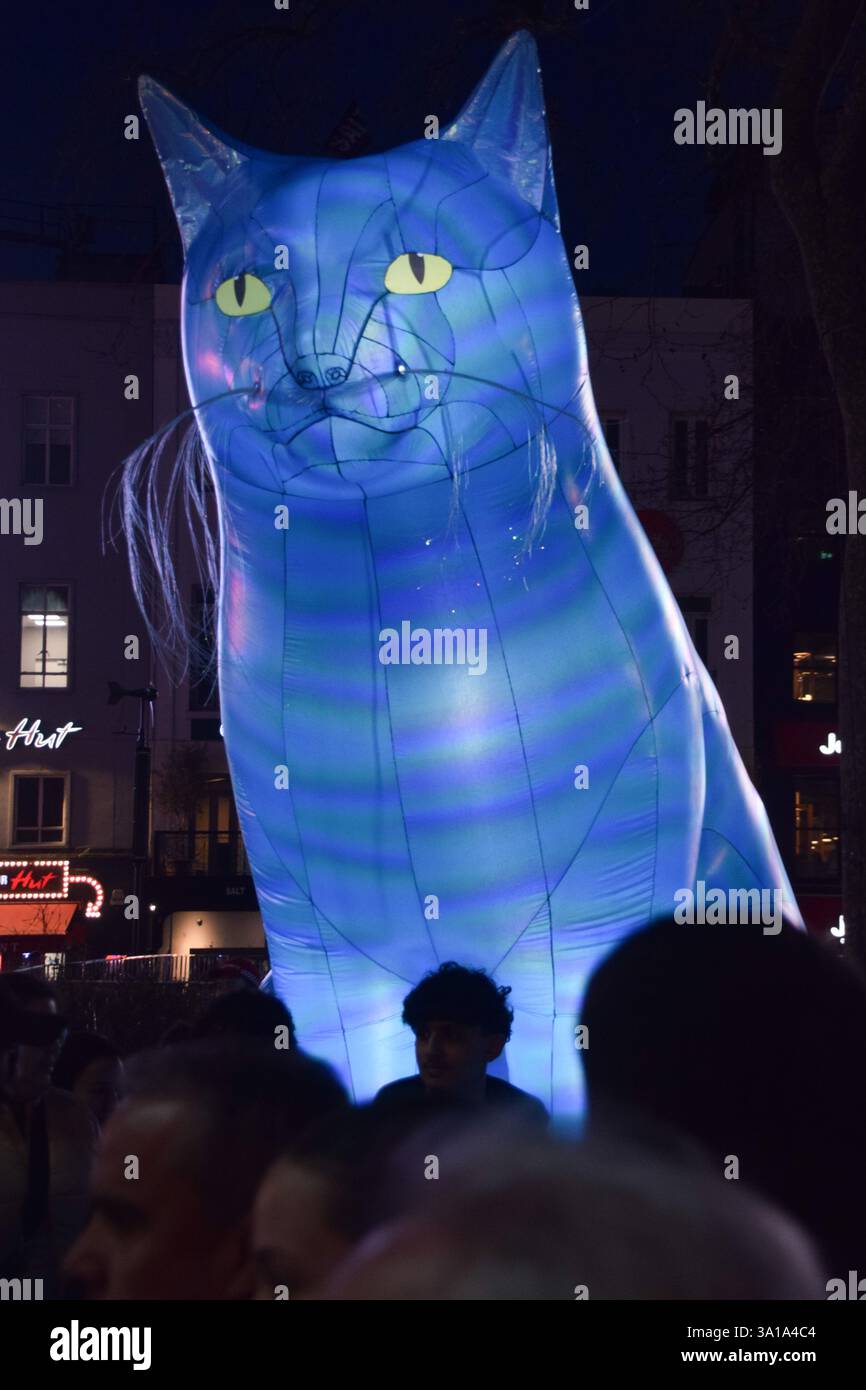 London, Großbritannien. März 2025. Kunstinstallation inspiriert von Schrodingers Katze im Piccadilly Circus, Teil von Piccadilly UN:plugged kuratiert von Nelly Ben Hayoun-Stepanian, Gründer des International Space Orchestra der NASA. Quelle: Vuk Valcic/Alamy Live News Stockfoto