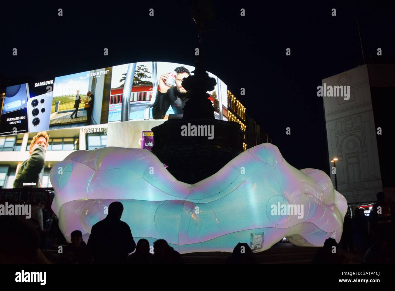 London, Großbritannien. März 2025. „Moon Rocks“-Kunstinstallation im Piccadilly Circus, Teil von Piccadilly UN:Plugged kuratiert von Nelly Ben Hayoun-Stepanian, Gründer des International Space Orchestra der NASA. Quelle: Vuk Valcic/Alamy Live News Stockfoto