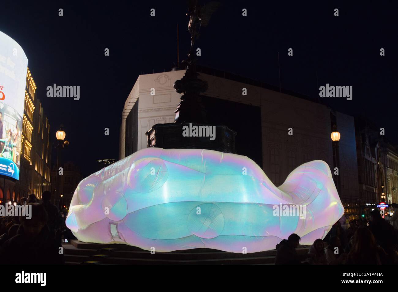 London, Großbritannien. März 2025. „Moon Rocks“-Kunstinstallation im Piccadilly Circus, Teil von Piccadilly UN:Plugged kuratiert von Nelly Ben Hayoun-Stepanian, Gründer des International Space Orchestra der NASA. Quelle: Vuk Valcic/Alamy Live News Stockfoto