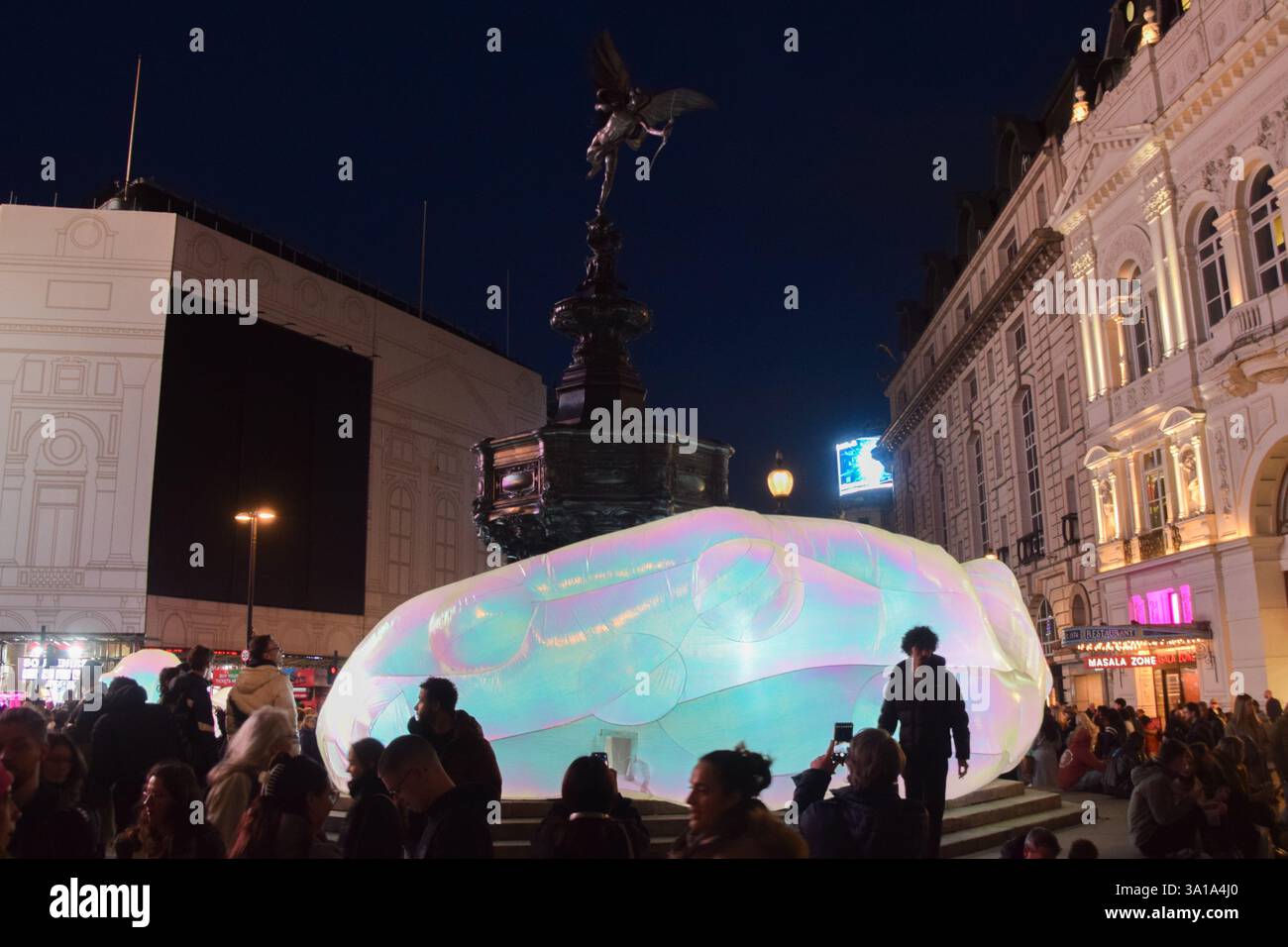 London, Großbritannien. März 2025. „Moon Rocks“-Kunstinstallation im Piccadilly Circus, Teil von Piccadilly UN:Plugged kuratiert von Nelly Ben Hayoun-Stepanian, Gründer des International Space Orchestra der NASA. Quelle: Vuk Valcic/Alamy Live News Stockfoto