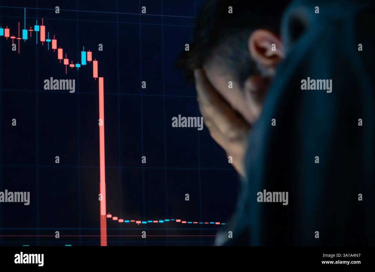 Frustrierter, depressiver Mann, der Kopf in den Händen hält, schockiert, als der globale Aktienmarkt sinkt. Stockfoto