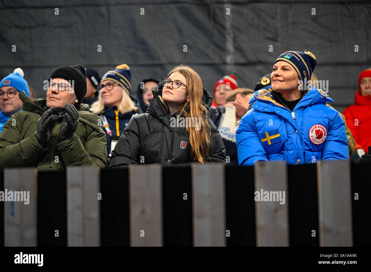 Trondheim, Norwegen. März 2025. TRONDHEIM, NORWEGEN 20250307Prinz Daniel, Prinzessin Estelle und Kronprinzessin Victoria sehen zu, wie das schwedische Frauen-Staffelteam während der Medaillenzeremonie auf dem Medal Plaza ihre Goldmedaillen erhält, nachdem es bei der FIS Nordischen Ski-Weltmeisterschaft 2025 in Trondheim die 4x7,5 km Staffel der Frauen gewonnen hatte. Foto: Fredrik Sandberg/TT/Code 10080 Credit: TT News Agency/Alamy Live News Stockfoto