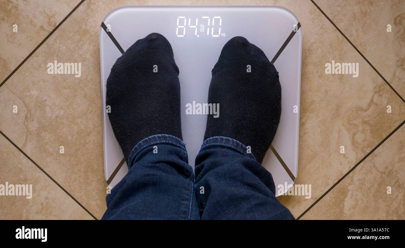 Der Mensch wiegt sich auf digitaler Ebene. Draufsicht. Stockfoto