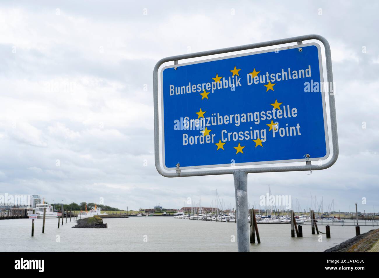 Deutschland, Niedersachsen, Ostfriesland, Norddeich, Hafen, Schild, Bundesrepublik Deutschland, Grenzübergangsstelle Stockfoto