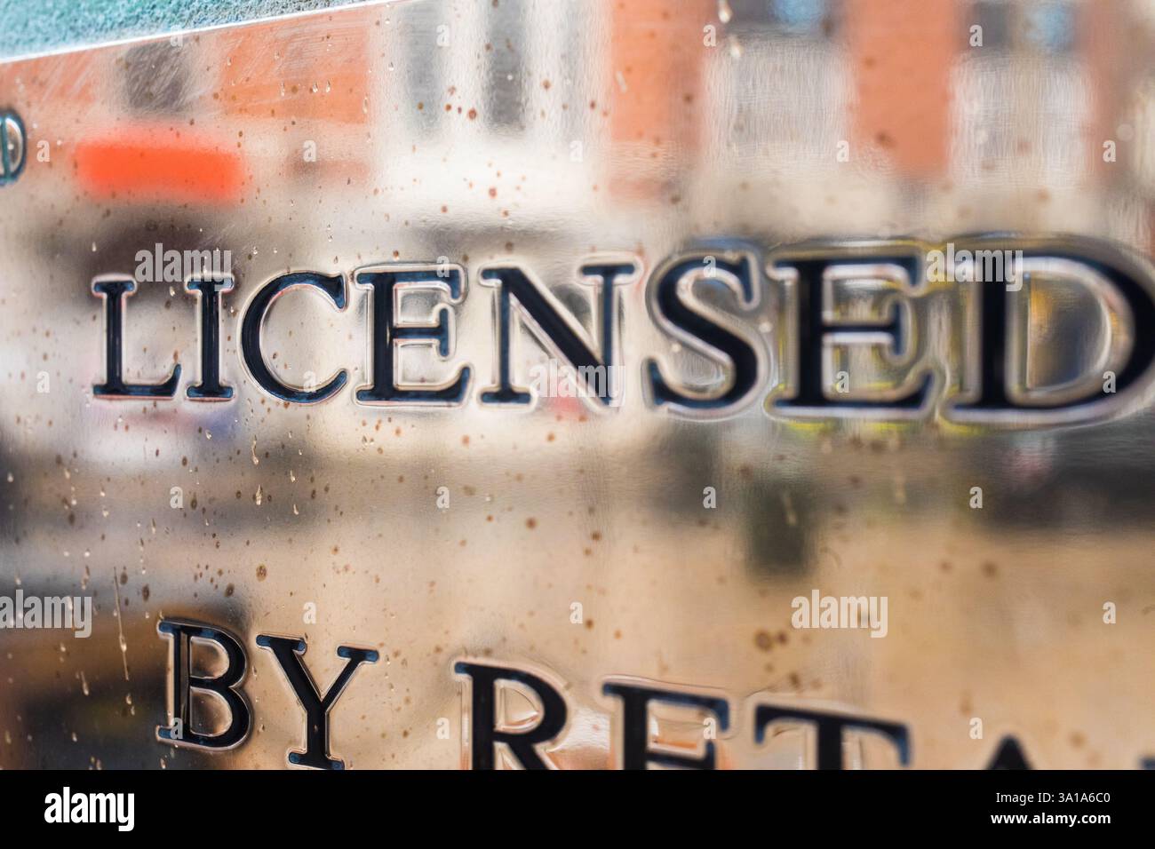 Lizenziert von Retail, wahrscheinlich ein Schild auf einem Gebäude in einer Stadt. Lage: Bromley London Stockfoto