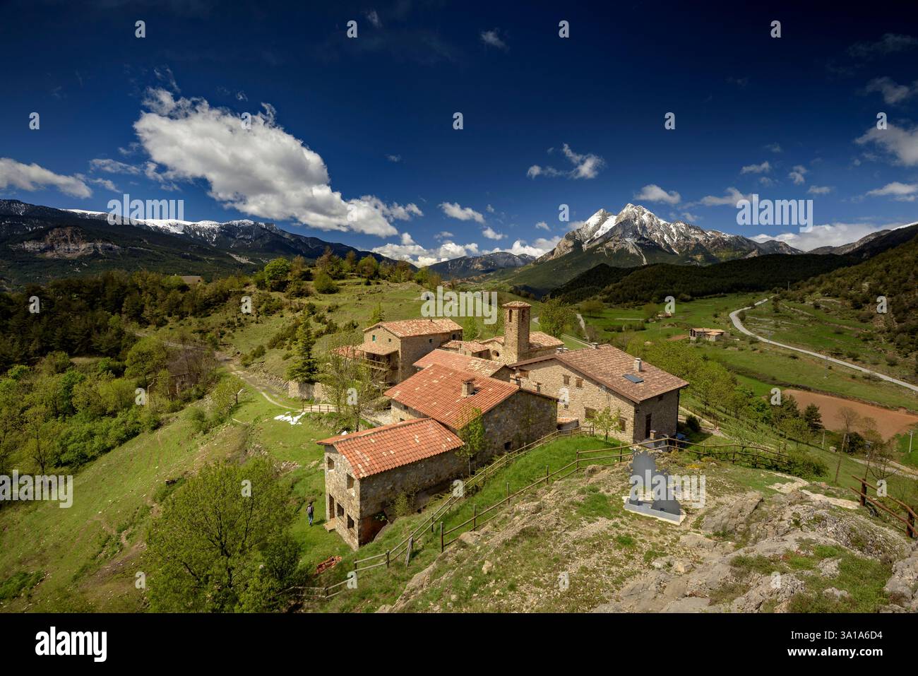 Der Berg Pedraforca und das Dorf Gisclareny vom Aussichtspunkt Gargallosa aus gesehen, an einem Frühlingsmorgen (Provinz Barcelona, Katalonien, Spanien, Pyrenäen) Stockfoto