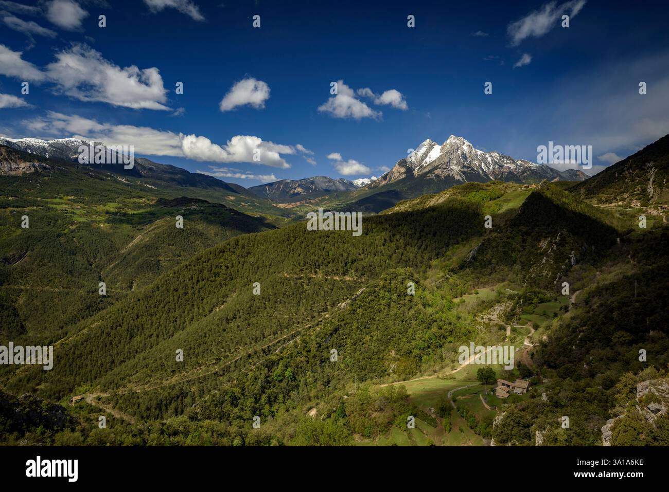 Der Berg Pedraforca vom Aussichtspunkt Albert Arilla aus gesehen, in der Nähe von Gisclareny, Berguedà, an einem Frühlingsmorgen (Provinz Barcelona, Katalonien, Spanien, Pyrenäen) Stockfoto