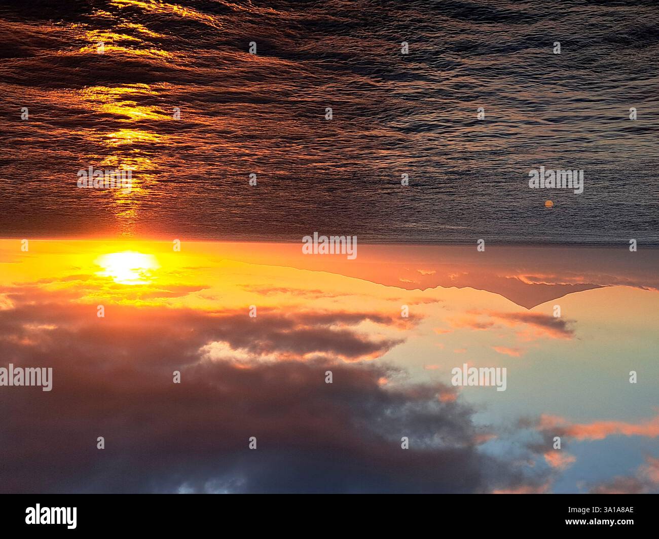 Blick von La Gomera auf den Sonnenaufgang über Teneriffa, im Hintergrund der Pico del Teide, Kanarische Inseln, Spanien Stockfoto