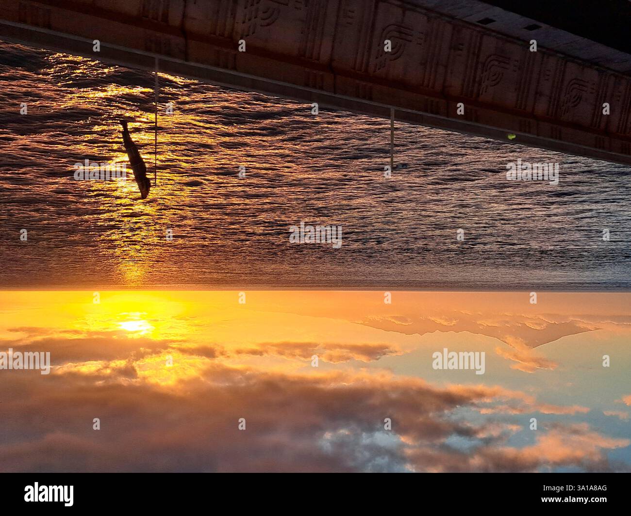 Blick von La Gomera auf den Sonnenaufgang über Teneriffa, im Hintergrund der Pico del Teide, Kanarische Inseln, Spanien Stockfoto